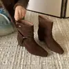 Botas curtas de bico fino estilo francês para mulheres, modelo novo outono e inverno 2026, zíper lateral, salto grosso, botas versáteis preto cavaleiro