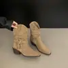 Primeiro Encontro Temporada Fivela de Cinto Retrô Botas Empilhadas Plissadas de Camurça Femininas 2026 Outono/Inverno Novo Abertura em V Panturrilha Larga Salto Grosso Ocidental