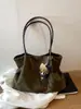 Bolsa de camurça casual retrô, nova coleção 2026, bolsa versátil para o dia a dia para mulheres, bolsa de ombro moderna e de grande capacidade