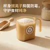 Vaya, esta taza medidora de grano de PP con iones de plata cuenta con marcas transparentes para un control preciso de las porciones, un mango antideslizante y un pico vertedor liso para dispensar el arroz fácilmente.