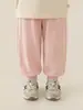 Calça jogger esportiva lisa nova de outono 2026 para meninas Wulibu, solta e durável, calça longa casual para crianças, moderna