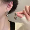 Aretes de Perla Gris para Mujer de Lujo Ligero Clavos de Oreja de Gama Alta 2024 Nuevas Explosiones Otoño e Invierno Nicho Joyería de Oreja Elegante Única