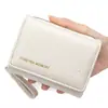 Nueva Cartera Corta para Mujer con Diseño Simple de Corazón Bordado, Portatarjetas Plegable en Tres con Múltiples Ranuras para Tarjetas y Compartimento para Efectivo