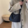 Bolso cruzado de moda casual y ligero para mujer 2023 nuevo de alta calidad diseño de nicho bolso mensajero bolso con correa ancha para el hombro