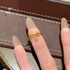 Anillo Colgante de Cruz Dorada Lisa Dulce y de Nicho de la Tienda de Oro Puzuo, Adecuado como Regalo para Novia