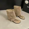 Edição em Couro Macio Botas Novas de Verão Fivela Tira no Dedo Sandálias Rasteiras com Tira no Dedo Sapatos Romanos Femininos