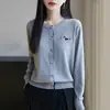 Fotos Reales en Stock del Nuevo Estilo de Primavera 2026 Cárdigan Suave y Acogedor con Bordado de Perro, Suéter de Punto, Moderno y Versátil