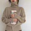 Tricô Gola Alta Macio e Encerado Estilo Japonês para Mulheres 2025 Outono e Inverno Novo Design Retrô Botão Tricô Exterior Simples