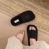 Chinelos de design de celebridade da internet, moda para mulheres, estilosos para usar ao ar livre, novidades para Outono/Inverno 2026, com sola grossa, super macios, estampa de leopardo, chinelos de dedo com tira única para mulheres
