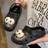 2026 Novos Sapatos com Furos Femininos Sandálias de Verão com Bico Fechado Meio Chinelos Femininos para Exterior Solado Macio Praia Desenho Animado Celebridade da Internet