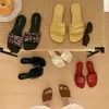 Novo Estilo Primavera e Verão 2026 com Saia, Design de Nicho, Sandálias de Dedo Romanas Tecidas Finas Modernas para Aumentar a Altura, Sandálias de Praia para Mulheres