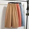 Foto real de pantalones cruzados de mezclilla coloridos para mujer, holgados y adelgazantes, pantalones harén cortos, lavados y desgastados, pantalones tipo dad de zanahoria, elegantes para mujer
