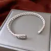 Pulsera Abierta Calada de Oro Real de 18 Quilates Galvanizado Cadena Pulsera de Tendencia Simple Europea y Americana Joyería de Mano Personalizada de Nicho Venta al por Mayor
