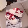 Tênis de couro para meninas, nova coleção de verão 2026, tênis brancos infantis, sapatos casuais para estudantes, sapatos de menina com fecho de velcro