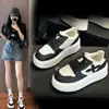 Zapatillas Blancas de Suela Gruesa con Trébol de Cuatro Hojas, Estilo Nuevo de Primavera y Otoño para Mujer, Zapatos Deportivos Casuales Bajos Versátiles que Aumentan la Altura