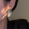 Celebridad de internet pendientes elegantes de longitud media estilo socialité pendientes de borla de metal con diseño de moda pendientes de lujo ligero