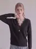 Suéter de tricô preto slim fit com decote em V e detalhes em renda estilo francês para mulheres, criando um visual elegante e esguio, 8200