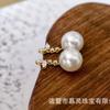 Pendientes de botón con circonita blanca en oro de 18 quilates. Pendientes de botón con forma de hoja. Incrustación de circonita blanca con perlas de 8-9 mm. Accesorios sin cuentas.