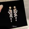 Pendientes de botón de circón y perla con pluma nacarada Pendientes Lujo Ligero Sentido de Alta Gama Temperamento Versátil Diseño de Nicho Sentido Adornos para Orejas Mujer