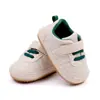 Estilo esportivo casual para bebê menino, cor sólida, superfície de PU, sapatos para criança pequena, bebê menina, sola macia, sapatos para caminhar na frente BNB3102