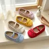 Zapatos de piel para niña 2026 primavera y otoño nuevo estilo zapatos de princesa con lazo para niña, mocasines de suela blanda, zapatos de tela, zapatos sencillos para bebé