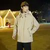 Chaqueta Nueva de Primavera 2025 para Hombre Estilo Americano Combinable con Todo con Capucha Tres Pruebas Casual Bolsillo Grande Softshell para Hombre y Mujer