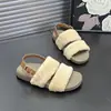 Sandálias femininas estilosas de calçar com design de tira única, coleção outono/inverno 2026, apresentando material felpudo e estilo inspirado em Birkenstock