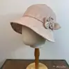 Chapéu de Pescador de Tecido Feminino com uma Vibe Artística Estilo Floresta, Apresentando Embelezamentos Florais Tridimensionais, Respirável e Adequado para o Deslocamento Diário, Faz o Rosto Parecer Menor