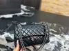 Bolso Cruzado Mini Cuadrado Chanel Piel de Caviar Acolchado con Cadena Bolso de Solapa Cruzado Estilo Chanel Bolso de Mujer