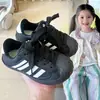 Zapatillas infantiles con puntera de concha 2026 otoño nuevo modelo zapatillas de skate para niños suela blanda estilo coreano zapatillas para bebé zapatillas casuales para niñas