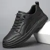 Zapatos de cuero para hombre de primavera y otoño, nuevos slip-on de moda, zapatillas deportivas casuales de moda, zapatillas para correr al aire libre para papás de mediana edad