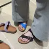 Primeiro Encontro: Chinelos de dedo de sola reta versáteis estilo coreano, sandálias de praia retrô estilosas para atividades ao ar livre