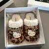 Chinelos fofos de leopardo com estampa de gatinho para mulheres, coleção outono e inverno 2026, chinelos de algodão quentes e antiderrapantes com sola grossa, para casa, bico fechado
