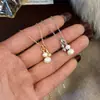 Collar con Colgante de Doble Calabaza Dorada para Mujer, con Perlas Perfectamente Redondas de Fuerte Brillo, Cadena para Clavícula de Alta Gama y Elegante con un Alto Valor Estético