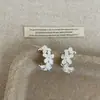Elegantes pendientes de aro en C con flor de esmalte blanco y perla para mujer, únicos y dulces, pendientes de moda y tendencia