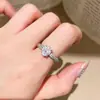 Anel aberto oval em ouro real 18k banhado com zircônia cúbica, um design de nicho e sofisticado, perfeito para o dedo indicador, uma joia versátil e elegante para mulheres