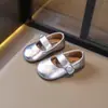 Zapatos Mary Jane de Cuero de Moda para Niñas 2025 Verano Nuevos Zapatos de Princesa Simples Versátiles Plateados Zapatos de Una Sola Pieza Combinan con Todo