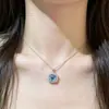 Collar con colgante de cubo de azúcar de lujo ligero, exquisito, versátil, de alta gama, color azul cielo, joyería para mujer