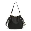 Bolso Cubo Transfronterizo Sencillo y Elegante para Mujer 2026 Nuevo Estilo Europeo y Americano Bolso de Mano Versátil con Textura Bolso Bandolera Retro