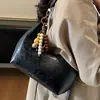 Bolso Retro de Gran Capacidad para Mujer 2025 Nuevo Popular Bolso Cruzado Simple para Viajero Bolso de Hombro Axila Forma de Media Luna Moderno