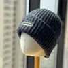 Gorro de Punto de Color Sólido Casual Bordado con Letra para Mujer Otoño Invierno Versátil Streetwear Cálido de Lana Moda Grueso Protección para Orejas