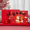 Bolsa de Regalo para Empaque de Festival de Primavera Año Nuevo 2026 Año del Caballo, La Riqueza Viene Pronto Bolsa de Regalo de Dibujos Animados Bolso de Mano de Tarjeta Blanca Creativa de Año Nuevo