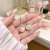 Brincos Pingente de Pérola Estilo Novo com Sensação de Luxo Leve e Alto Padrão, Exquisitos e Fashion, Versáteis Estilo Socialite Presilhas e Tarraxas