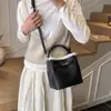 Bolso de Mano de Moda Nuevo Otoño e Invierno 2025 Transfronterizo Bolso de Mano de Nicho de Moda Bolso de Hombro Bolso Cruzado Casual Bolso Cubo