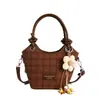 Yue Zi 2026 Otoño Temprano Nueva Moda de Gama Alta para Mujer Bolso Tote Pequeño Popular con Temperamento para el Trabajo Hombro Cruzado de Mano