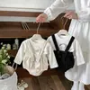 Adorable y moderno conjunto de estilo coreano para bebés y niños pequeños, que incluye un mameluco de algodón puro con pantalones cortos adjuntos y una camiseta de manga larga, perfecto para otoño
