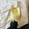 Llegada Nueva Primavera 2026 Venta al por mayor Transfronteriza Bolsos Pequeños Moda Femenina Hecho a Mano Tejido Bolso Cubo PU Tacto Bolso Bandolera de un Solo Hombro