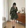 2026 Nuevo Gabardina Khaki de Alta Gama para Mujer Corta Petite Holgada Adelgazante Estilo Británico Chaqueta con Cinturón para Mujer
