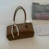 Nova bolsa pequena quadrada estilosa e única para mulheres para o início do outono de 2026, bolsa de ombro de grande capacidade, alto valor estético, bolsa de mão única de cor sólida