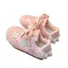 Sapatos Casuais Doces Infantis 2026 Primavera Novo Estilo com Decoração Floral para Meninas Pequenas, Tênis Confortáveis com Solado Macio